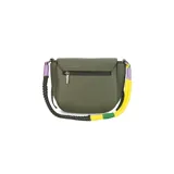 Cartera tipo bandolera negra de formato compacto, con solapa frontal, líneas curvas y correa de hombro tejida multicolor en tonos turquesa y fucsia.