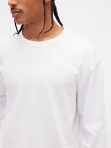 Remera de manga larga Gap en color azul marino, con cuello redondo y logo de la marca estampado en el centro del pecho.
