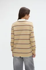Remera polo de manga larga de algodón con textura suave, diseño a rayas horizontales en tonos beige, marrón y celeste, cuello blanco en contratono y media cartera de botones.