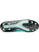 Championes de fútbol Under Armour modelo Magnetico Elite, en colaboración con Mansory. Presentan un diseño en color negro con detalles en turquesa, parte superior UA Clone para un ajuste personalizado, impresión 3D para mayor control y suela con tacos mixtos para superficies naturales firmes.