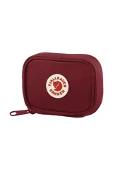Billetera Fjallraven Kanken Card Wallet color borgoña, con logo reflectivo al frente, cierre perimetral y bolsillo exterior abierto. Confeccionada en tejido G-1000 HeavyDuty Eco S, una mezcla de poliéster reciclado y algodón orgánico.