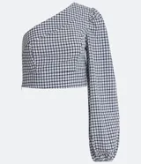 Blusa cropped con estampado de cuadros vichy en blanco y negro, con escote asimétrico de un solo hombro y manga larga abullonada.
