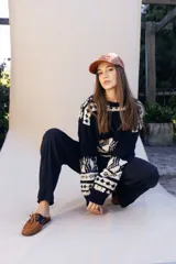 Pantalón de tiro alto con corte recto y silueta amplia, confeccionado en tejido acanalado suave y liviano con cintura elastizada.