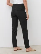 Jegging de algodón elastizado Ruby Rd color negro, de tiro alto con pretina ancha elastizada, bolsillos frontales simulados y bolsillos traseros funcionales.
