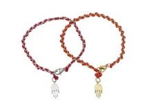 Pulsera de acero con hilo rojo entrelazado y dije colgante en forma de mano Hamsa.