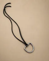 Gargantilla de cuero negro con dije metálico argolla en forma de herradura.