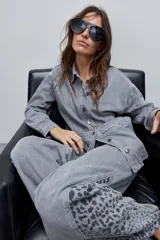 Jean wide leg de tiro alto color gris, con pierna extra ancha y recorte lateral con estampado animal print en tonos grises.