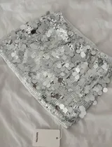 Minifalda plateada con lentejuelas circulares, tiro bajo y cintura elástica.