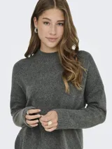 Sweater de punto gris oscuro con cuello alto, manga larga y diseño holgado. Presenta puños y cuello acanalados, con una textura suave y cómoda.