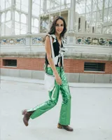 Pantalón de cuero metalizado en color celeste brillante, de corte recto con aberturas en los tobillos y tiro medio.