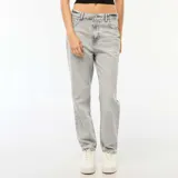 Pantalón de jean gris claro, corte recto, tiro medio y ruedo con dobladillo.