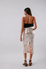 Falda midi de tul con lentejuelas transparentes, forro interior y cintura elástica.