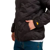Chaqueta acolchada negra con cierre frontal completo, cuello alto y parche de silicona con el logotipo de la marca en el pecho. Presenta diseño con costuras selladas, bolsillos laterales y ribetes elásticos en puños y dobladillo.