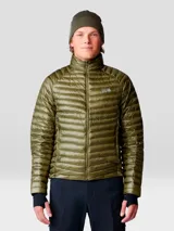 Campera puffer ultraligera de Mountain Hardwear, modelo Ghost Whisperer, color verde oliva. Confeccionada en tejido ripstop reciclado con aislamiento de plumón de 800 cuin con certificación RDS. Presenta cierre frontal completo, cuello alto, dos bolsillos laterales con cierre y puños con ribete elástico.