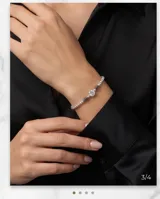Pulsera de plata 925 compuesta por pequeñas esferas metálicas, con un dije central de circonia brillante y detalles de cuentas estriadas a los lados.