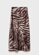 Falda larga de tejido satinado con estampado animal print de cebra, tiro medio y diseño evasé.