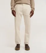 Pantalón de sarga para hombre, de corte recto y diseño básico. Cuenta con cintura fija con trabillas para cinturón, cierre frontal con cremallera y botón, y bolsillos laterales y traseros.