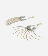 Caravana larga con base metálica semicircular y franjas finas colgantes en diferentes acabados.