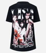 Remera de algodón negra, modelo T-shirt de manga corta y cuello redondo, con estampa frontal que incluye el nombre "LISA" en letras grandes y una imagen de las integrantes del grupo de K-pop BLACKPINK.
