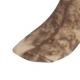 Pack de tres pares de medias adidas de caña alta con diseño tie-dye en tonos marrones y beige, con el logo del trifolio bordado en el lateral.