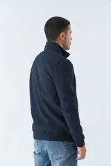 Campera blanca de felpa con cuello gris de algodón, cierre frontal con cremallera, mangas largas, bolsillos laterales y logo estampado en el pecho.