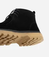 Bota tipo coturno de caña baja confeccionada en cuero gamuzado negro, con cierre de cordones, tirador en el talón y suela track de color tostado.