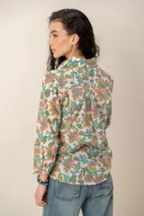 Camisa de manga larga con estampado floral multicolor, cuello camisero y cierre frontal de botones.