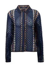 Cardigan de crochet con diseño geométrico tejido en tonos azul marino, marrón y beige, con cuello camisero, manga larga y cierre frontal de botones.