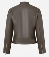 Campera biker de poliuretano color verde oliva, con cierre frontal asimétrico, bolsillos laterales con cremallera y detalle capitoneado en los hombros.
