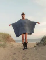 Botas de cuero color marrón y blanco con bordados negros, de estilo cowboy con taco bajo.