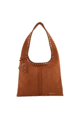 Cartera tipo hobo de Las Oreiro, color bordó, con detalle de tachas metálicas en el borde superior y en la correa. Incluye un dije colgante en forma de corazón con tachas y logo de la marca grabado en la parte inferior.