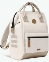 Mochila Cabaia modelo Adventurer Alger, de diseño estructurado en color blanco con detalles en tono dorado metalizado en la base y las asas superiores. Cuenta con un bolsillo frontal con cierre, parche circular con logo de la marca y tiradores de cuero sintético.