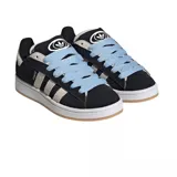 Championes Adidas modelo Campus 00s, de diseño inspirado en el skate de los años 2000. Presentan una base de gamuza negra con las icónicas tres tiras laterales y refuerzo en el talón en color crema. Incluyen cordones gruesos en tono celeste pastel, suela blanca con entresuela de goma y base de color caramelo.
