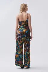 Pantalón palazzo color beige de viscosa, tiro alto, con bolsillos laterales y pinzas en el frente.