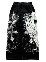 Jogging negro baggy con estampado serigrafiado en blanco en ambas piernas, cintura elástica y corte holgado.