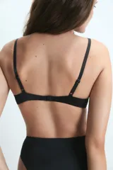 Soutien de diseño minimalista en color verde esmeralda, con aro escondido para mayor comodidad y breteles finos ajustables.