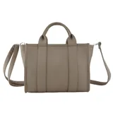 Cartera tipo tote de Las Oreiro, color beige, con doble manija superior y correa larga regulable extraíble. Presenta un bolsillo frontal con cierre, logo grabado en relieve y un charm colgante en forma de labios.