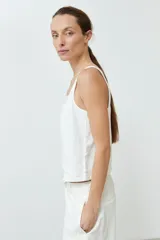 Top blanco de breteles anchos y escote cuadrado con detalle de bordado calado.