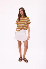 Falda corta de lino color bordó, con cierre trasero y un volante fruncido en el ruedo.