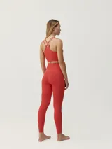 Calza larga color ladrillo, de tejido Shapplex_B, con cintura alta y detalles laterales microperforados con tecnología láser.