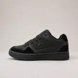 Zapatillas Airwalk modelo Brook Total Black, completamente de color negro, con diseño urbano de caña baja, pasadores de cordones y suela de goma.