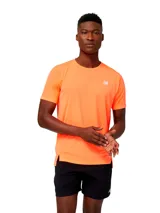 Remera deportiva New Balance modelo Accelerate SS de color naranja, de manga corta y cuello redondo, con pequeño logo reflectante en el pecho.