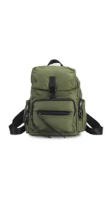 Mochila de nylon color gris azulado, con tapa superior y cierre de broche metálico. Cuenta con un bolsillo frontal con cierre y bolsillos laterales con cierre, además de correas regulables para la espalda y asa superior de mano.