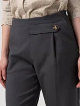 Pantalón de vestir de corte recto y tiro alto, confeccionado en una mezcla de lana y poliéster. Presenta una pretina limpia con un botón lateral decorativo y cierre invisible.
