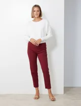 Pantalón negro de gabardina elastizada, marca Zac & Rachel. Corte recto, pretina ancha pespunteada, bolsillos simulados y largo al tobillo.