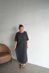 Vestido largo de viscosa color negro con estampado de lunares blancos, escote redondo y mangas cortas.