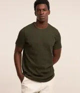 Remera de manga corta y cuello redondo, confeccionada en tejido de media malla con textura vertical. Presenta un diseño minimalista y ligero, ideal para un uso versátil y cómodo.