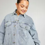 Campera de jean celeste de corte recto, con cuello clásico, cierre frontal con botones metálicos, bolsillos con solapa abotonada en el pecho y bolsillos laterales.