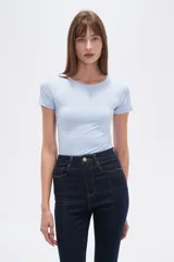 Body de manga corta confeccionado en poliamida, con diseño ajustado al cuerpo, cuello redondo a la base y cierre inferior con broches.