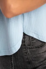 Remera de cuello redondo y manga corta, confeccionada en tejido de viscosa acanalado con un calce suave y liviano.